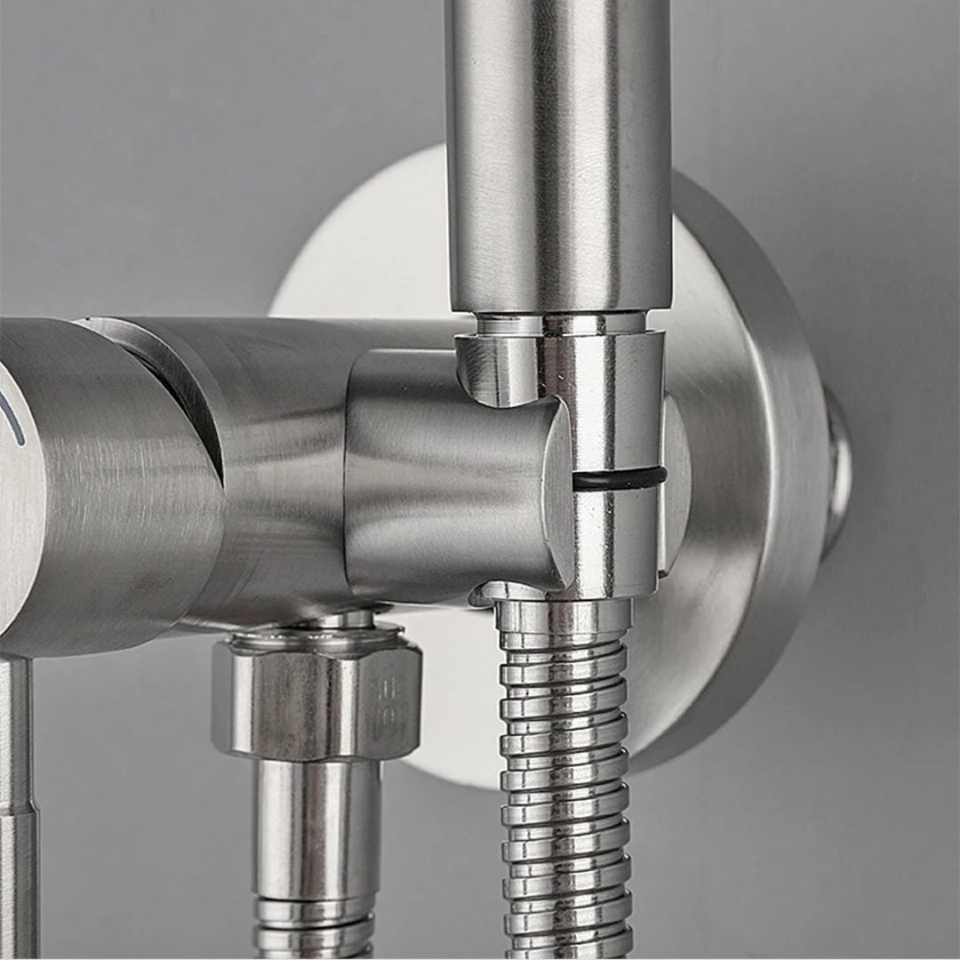 Ducha Higiênica Banheiro Confort Shower Grafite - detalhes da ducha higiênica instalada