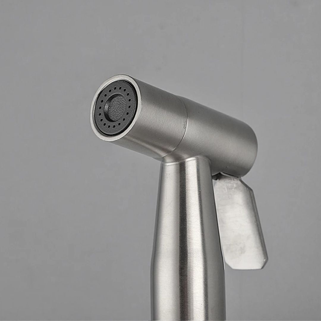 Ducha Higiênica Banheiro Confort Shower Grafite - detalhes da ducha higiênica instalada