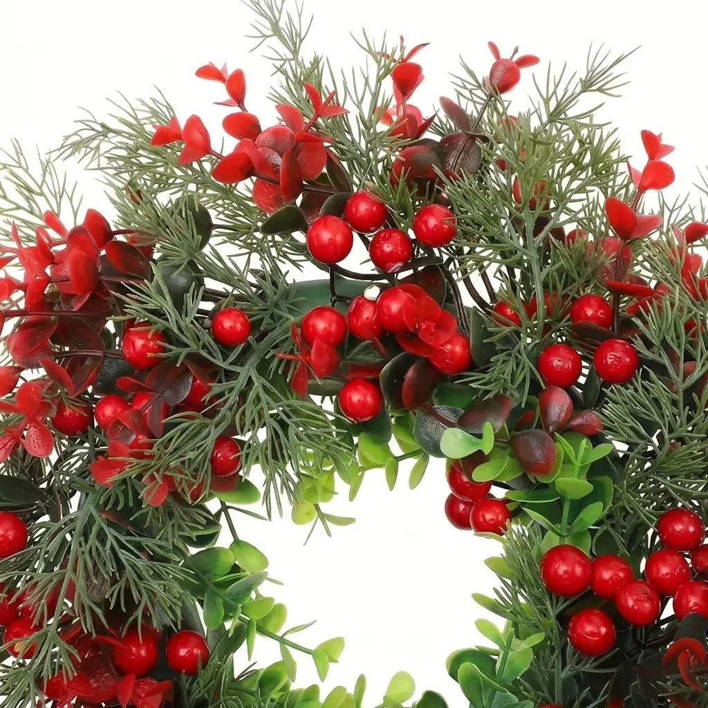 Detalhe das bagas vermelhas e folhagem no arco superior da guirlanda de Natal de 35 cm