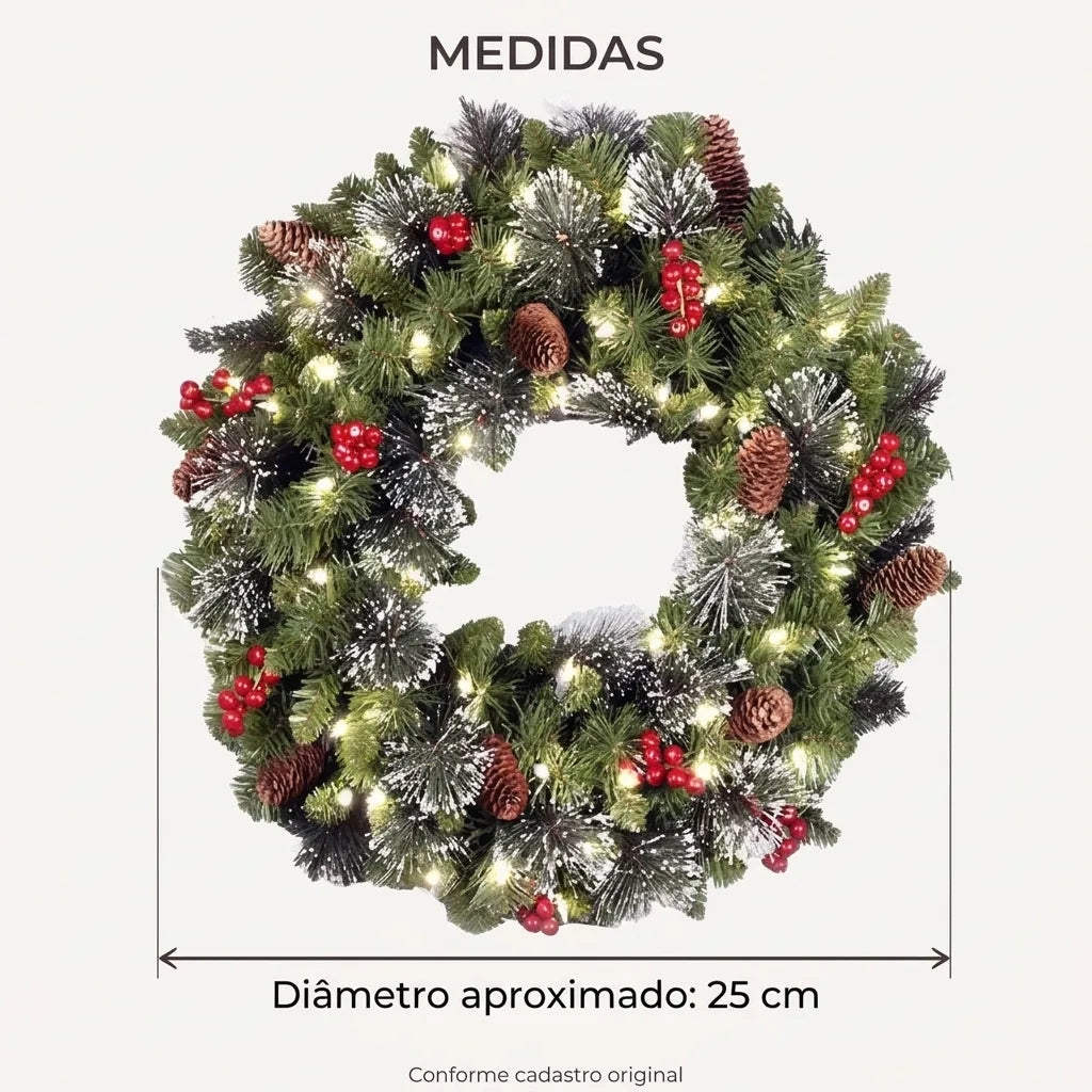 Guirlanda LED com pinhas e bagas vermelhas, com indicação de diâmetro aproximado de 25 cm conforme cadastro original.