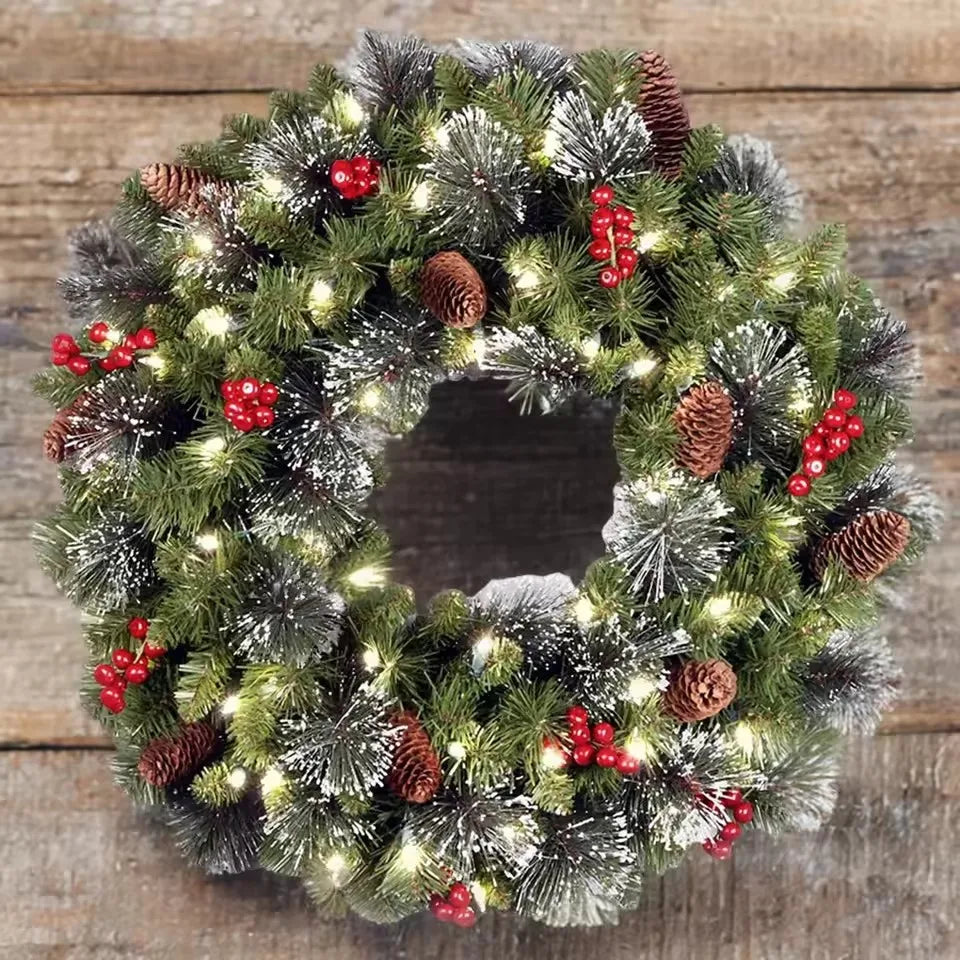 Guirlanda natalina iluminada com folhagem verde, pinhas e bagas vermelhas. Modelo do kit com 2 unidades iguais.