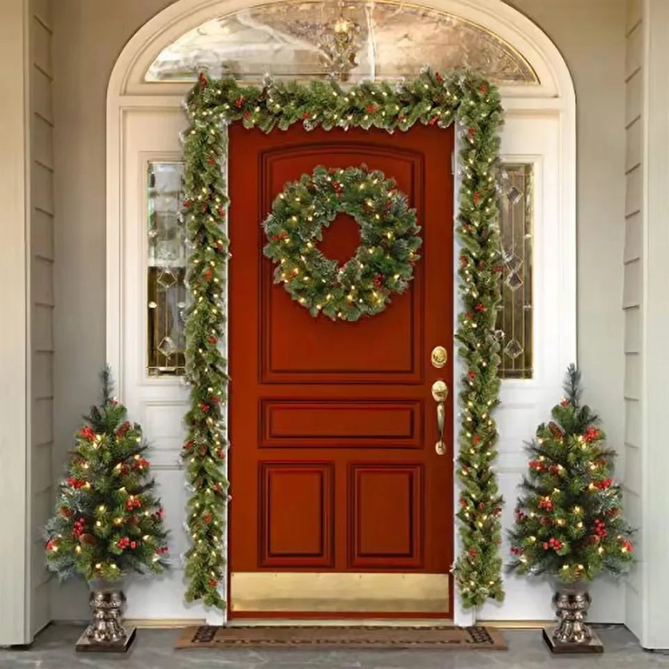 Guirlanda de Natal com LED decorando porta de entrada. Modelo do kit com 2 unidades iguais.