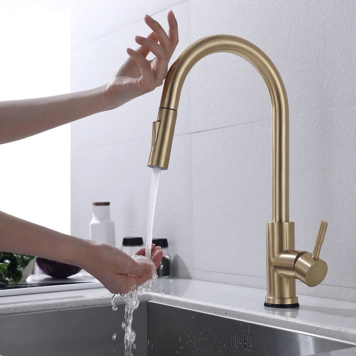 Torneira Touch 360° Dourado Escovado instalada em bancada de cozinha, acionamento por toque na bica e água caindo na cuba