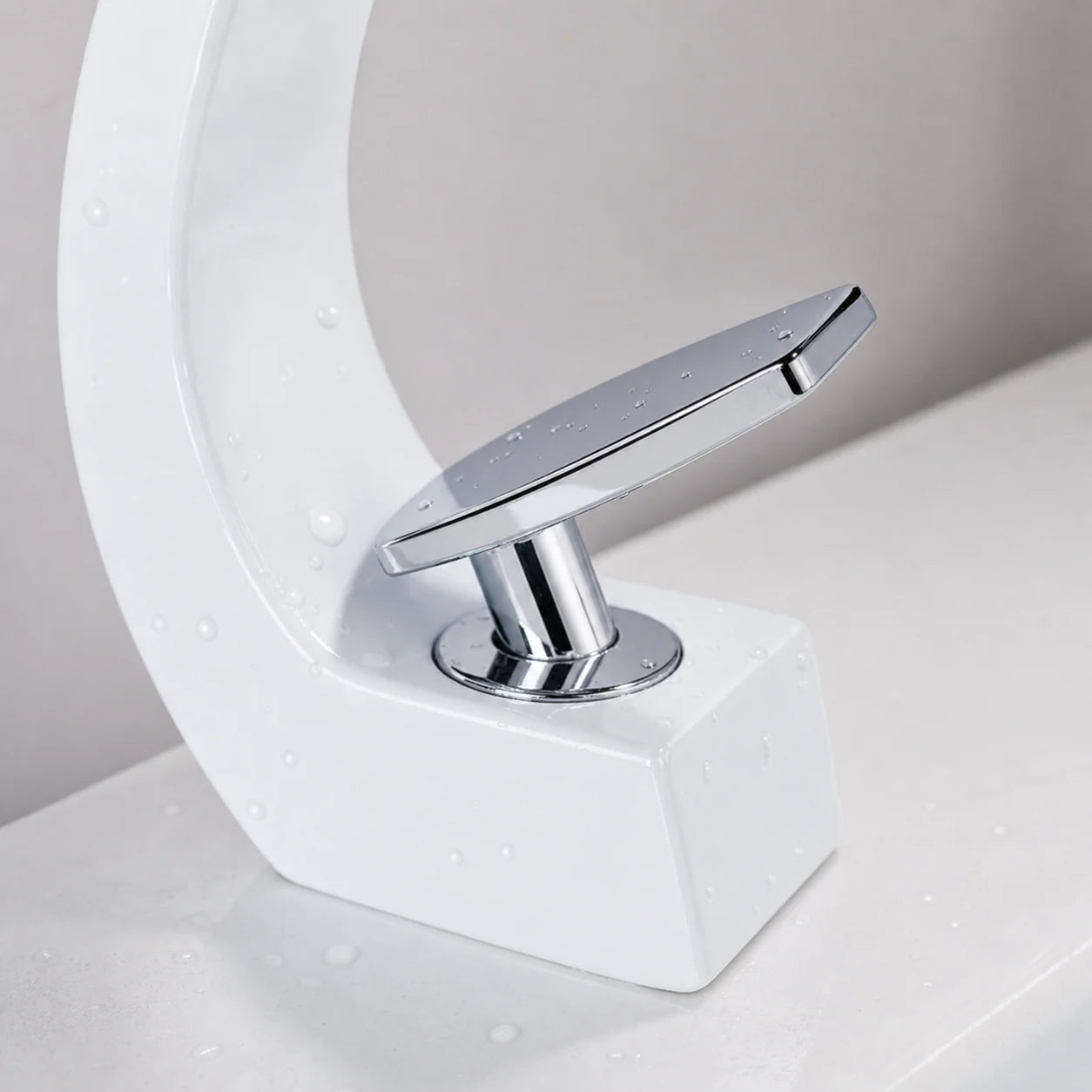 Torneira para Banheiro Monocomando Luxury Branco e Cromado em close-up da alavanca e base