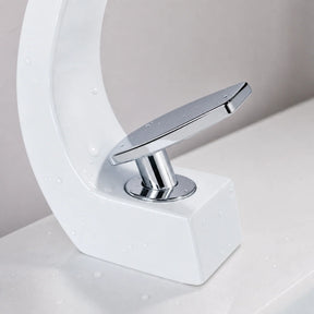 Torneira para Banheiro Monocomando Luxury Branco e Cromado em close-up da alavanca e base