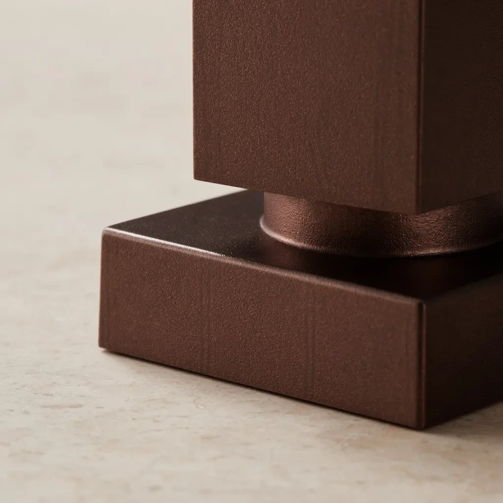 Detalhe da canopla quadrada do acabamento de registro Corten