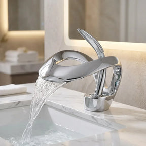 Torneira para banheiro monocomando AquaElite cromada cascata, instalada em bancada de mármore branco com espelho de LED — Toque de Casa