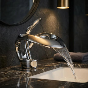 Torneira para banheiro monocomando AquaElite cromada cascata, em banheiro sofisticado com bancada de mármore escuro — Toque de Casa
