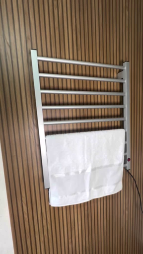 Toalheiro Elétrico Térmico Em Alumínio Aquecido Para Toalhas, Cores Preto, Branco e Prata Super