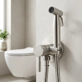Ducha higiênica para banheiro cromado escovado instalada em banheiro moderno claro ao lado do vaso — Toque de Casa
