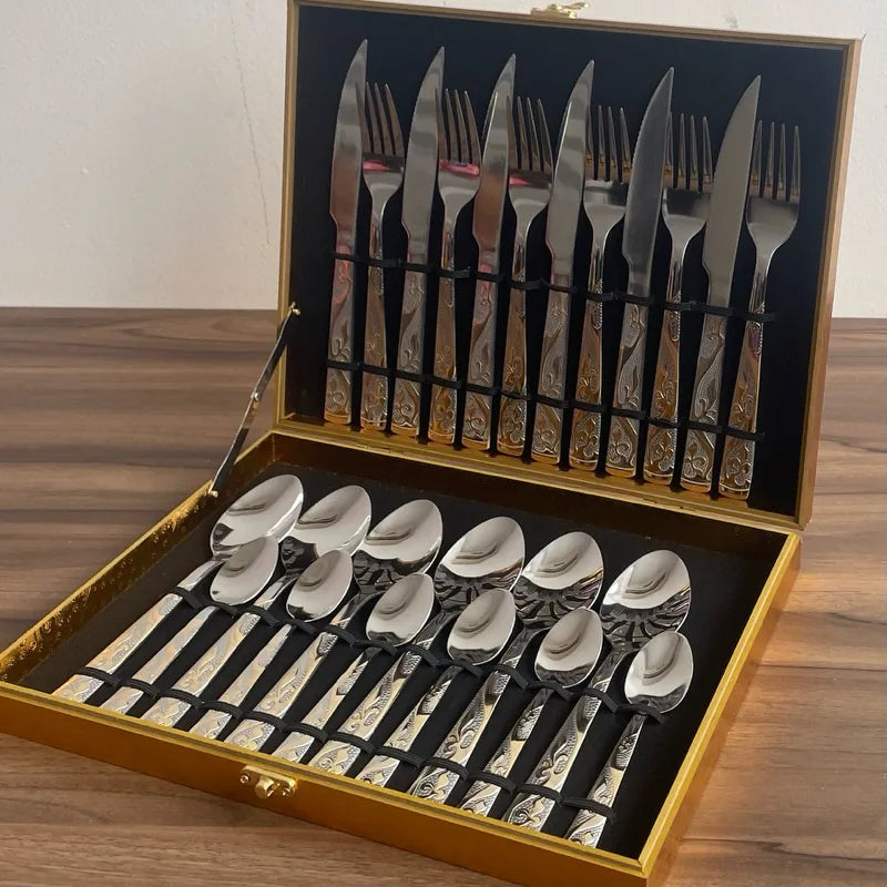 Faqueiro Inox 24 Peças com acabamento prata e detalhe dourado