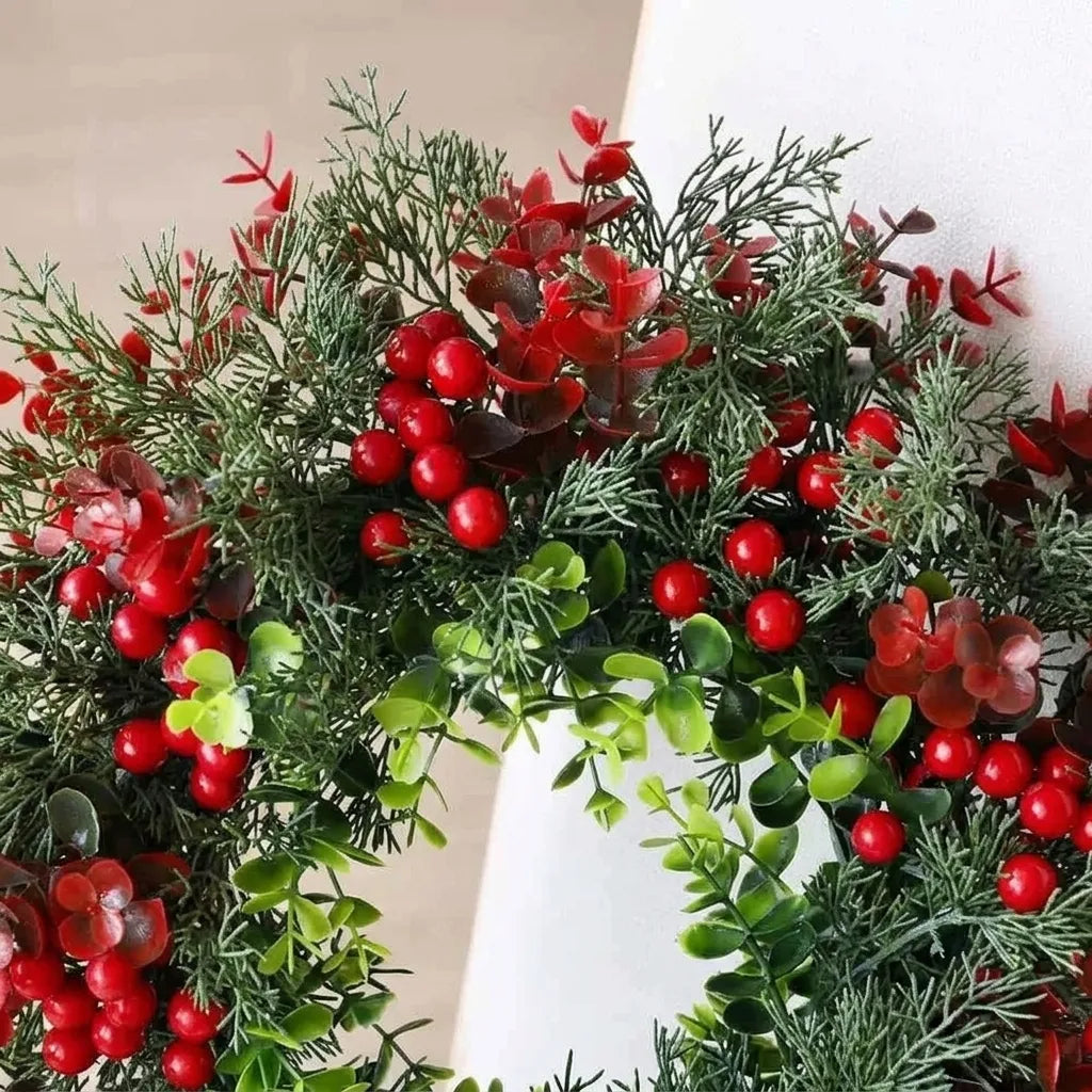 Detalhe das bagas vermelhas e ramos de eucalipto no arco superior da guirlanda de Natal de 40 cm