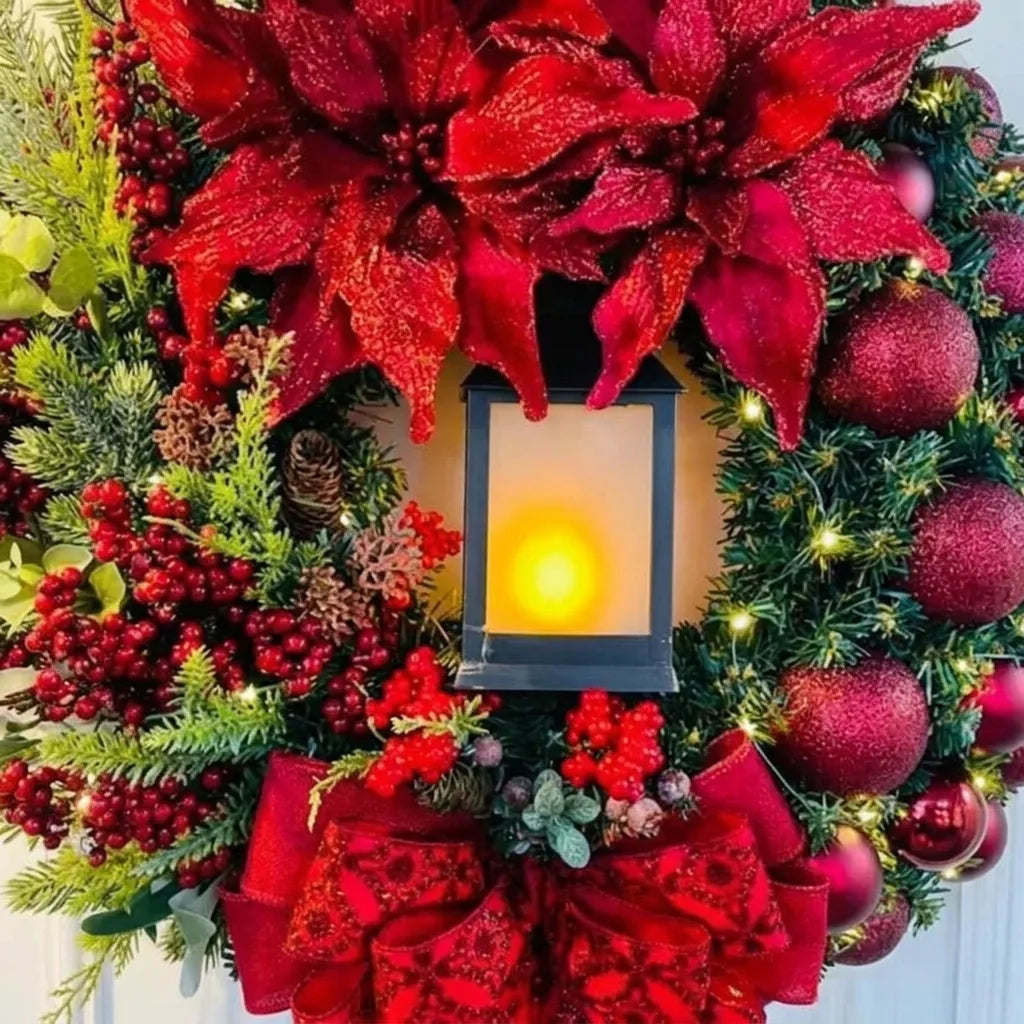 Detalhe da lanterna iluminada, flores vermelhas e bolas da guirlanda de Natal de 30 cm