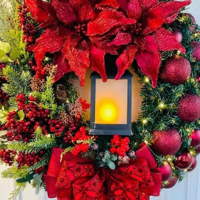 Detalhe da lanterna iluminada, flores vermelhas e bolas da guirlanda de Natal de 30 cm