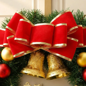 Detalhe do laço vermelho com bordas douradas da guirlanda natalina de 40 cm.
