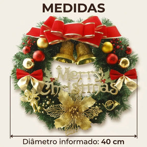 Guirlanda vermelha e dourada com sinos e placa Merry Christmas, com diâmetro informado de 40 cm.