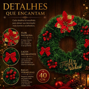 Detalhes da flor natalina, dos laços e das bagas vermelhas em um dos modelos da guirlanda Feliz Natal de 40 cm. Envio sortido.