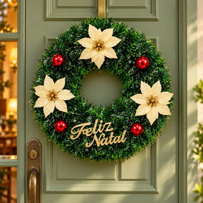 Exemplo da guirlanda sortida com flores brancas e bolas vermelhas em porta verde; envio de 1 modelo aleatório