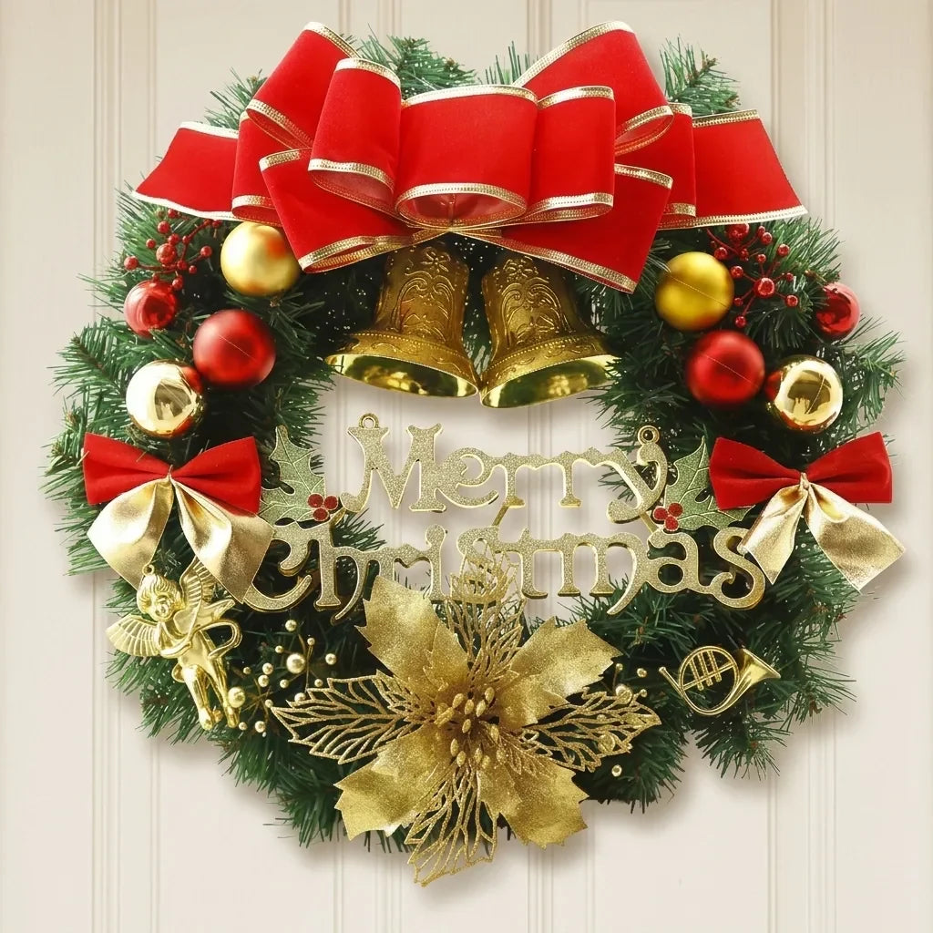 Guirlanda natalina vermelha e dourada com laço, sinos e placa Merry Christmas em porta clara.