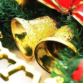 Detalhe dos sinos dourados e do laço vermelho da guirlanda de Natal. Modelo do kit com 2 unidades iguais.