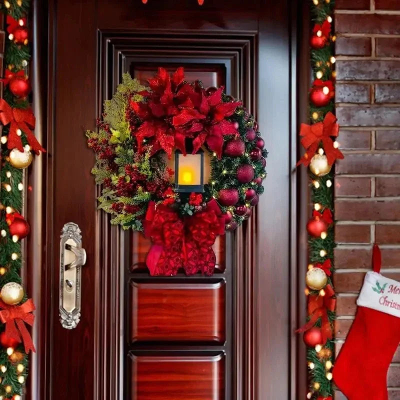 Guirlanda natalina vermelha com lanterna decorativa instalada em porta de entrada. Modelo do kit com 2 unidades iguais.