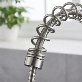 Torneira de parede para cozinha níquel escovado, detalhe da bica-mola flexível — Toque de Casa