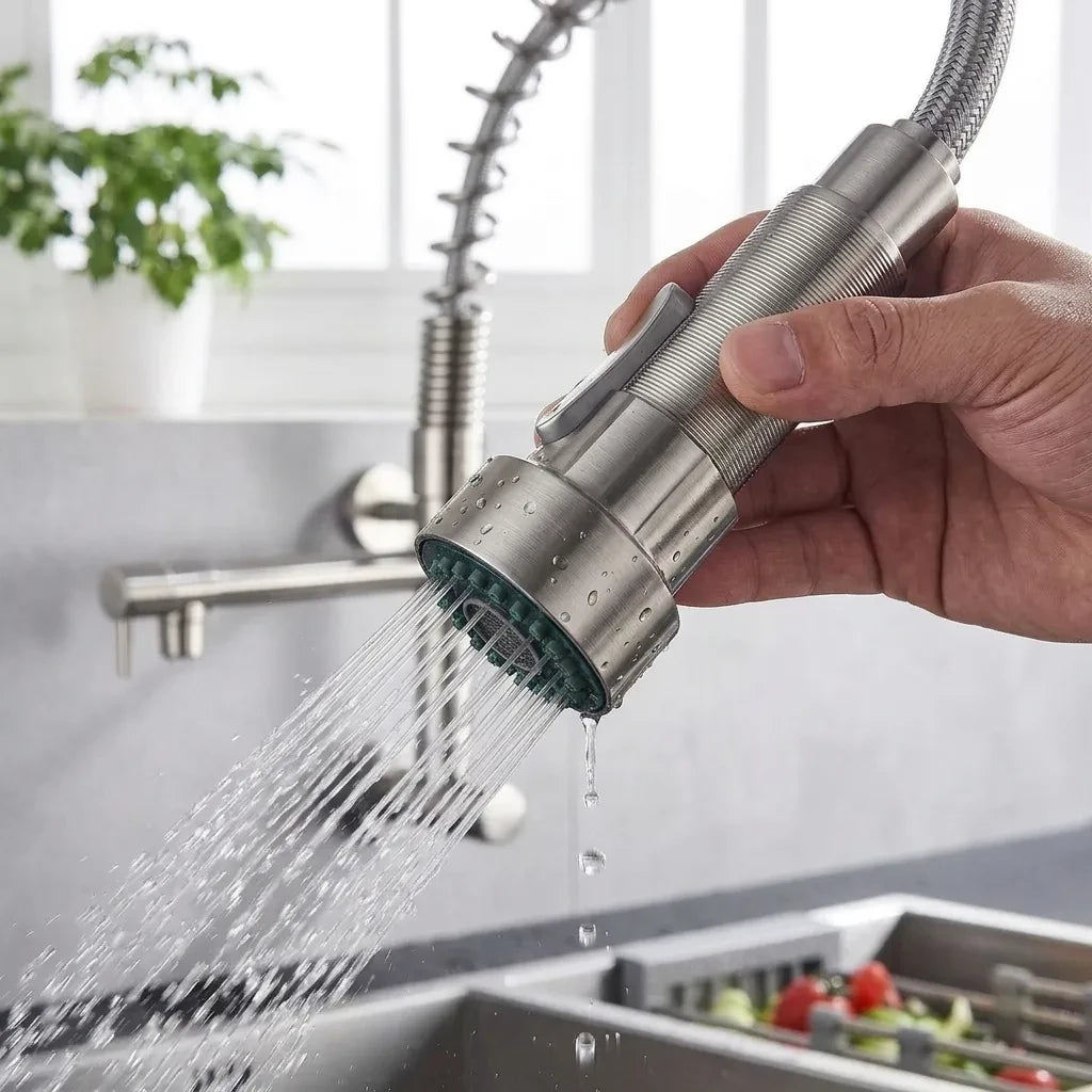 Torneira de parede para cozinha níquel escovado, detalhe do borrifador pull-down com água — Toque de Casa