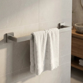 Porta toalha barra quadrada inox escovado instalado em parede de porcelanato com toalha branca de banho pendurada