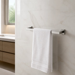 Porta Toalha Banho Barra Quadrado Inox Escovado 60cm instalado em banheiro moderno