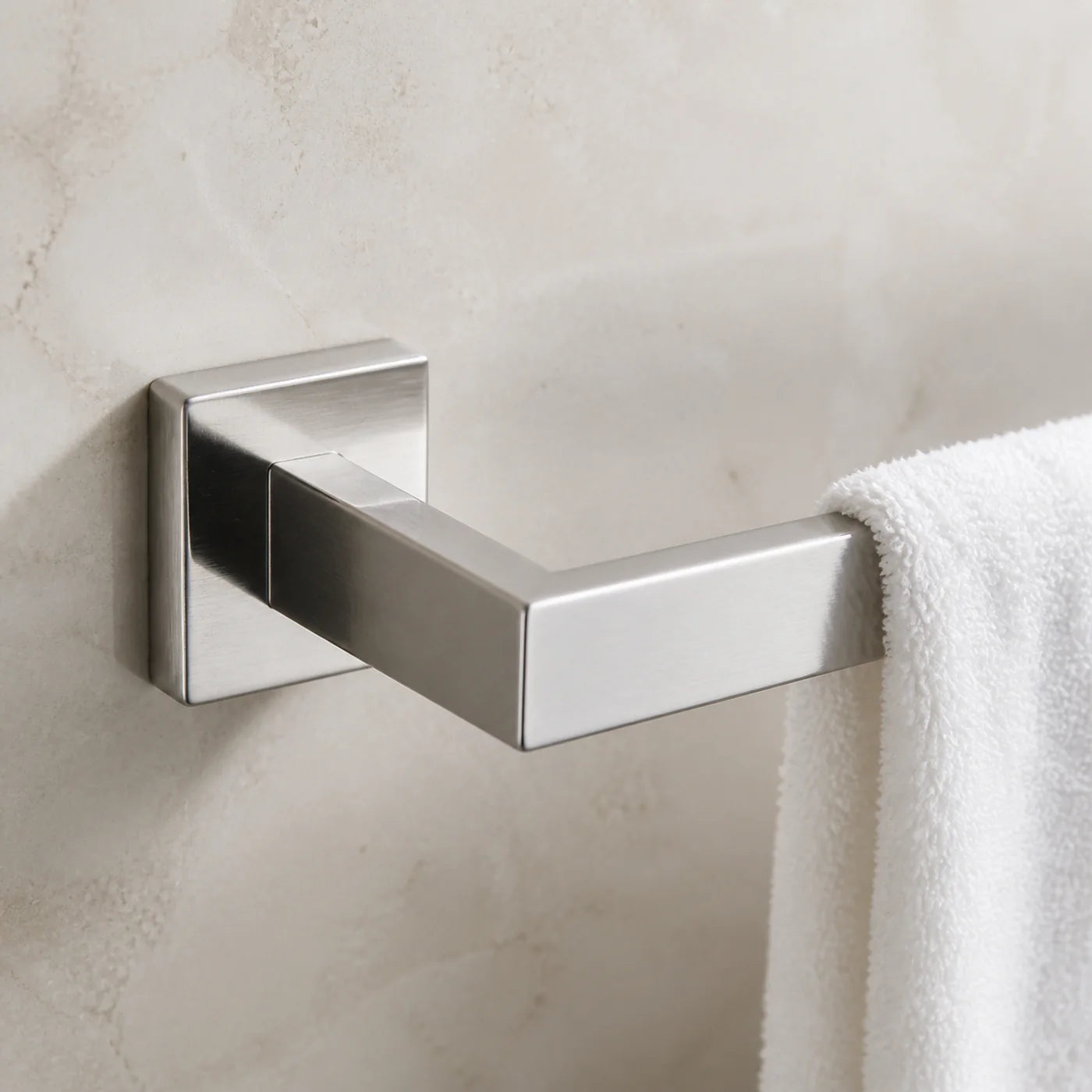 Detalhe da fixação quadrada e acabamento inox escovado do porta toalha 60cm