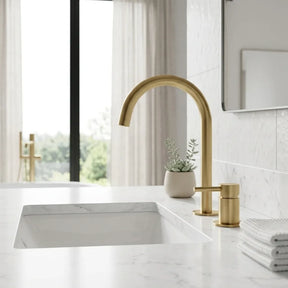 Torneira Salerno para banheiro ouro escovado, em banheiro claro e arejado com luz natural — Toque de Casa