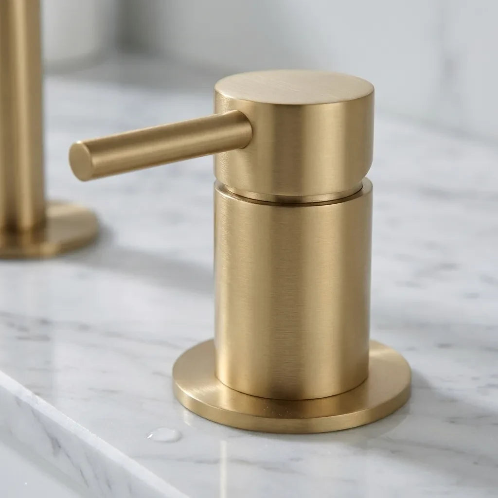 Torneira Salerno para banheiro ouro escovado, detalhe da alavanca monocomando — Toque de Casa