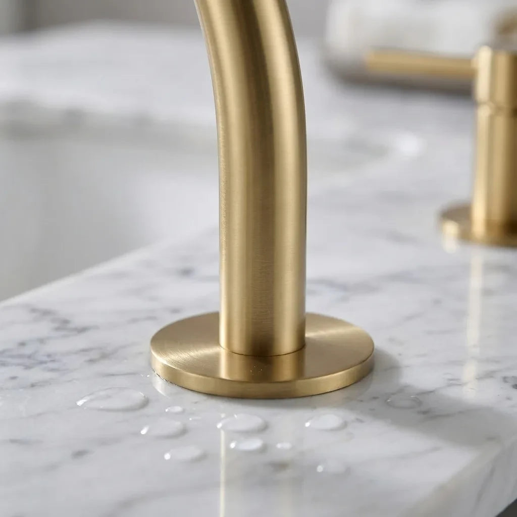 Torneira Salerno para banheiro ouro escovado, detalhe da base instalada na bancada — Toque de Casa