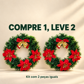Kit com duas guirlandas de Natal iguais com flores vermelhas e laço. Oferta COMPRE 1, LEVE 2.