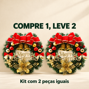 Kit com duas guirlandas de Natal vermelhas e douradas iguais com sinos e placa Merry Christmas. Oferta COMPRE 1, LEVE 2.