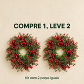 Kit com duas guirlandas de Natal iguais com folhagem e frutos vermelhos. Oferta COMPRE 1, LEVE 2.