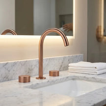 Torneira misturador banheiro 3 furos ouro rosé escovado com bica giratória 360° em bancada de mármore branco — Toque de Casa