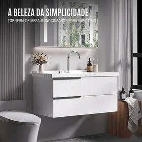 Torneira de mesa monocomando cromada brilhante para lavatório instalada em banheiro moderno — Toque de Casa