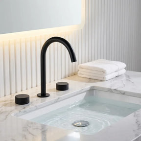Torneira misturador para banheiro preto fosco 3 furos com bica giratória 360° em bancada de mármore branco com cuba de embutir — Toque de Casa