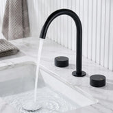 Torneira misturador banheiro preto fosco 3 furos com água corrente, bica 360° e duplo comando texturizado, close em bancada de mármore