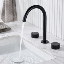 Torneira misturador banheiro preto fosco 3 furos com água corrente, bica 360° e duplo comando texturizado, close em bancada de mármore