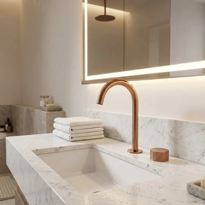 Torneira misturador banheiro cascata ouro rosé escovado com bica alta 360° em bancada de mármore branco com cuba de embutir — Toque de Casa