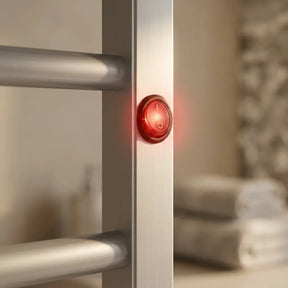 Close-up do botao liga desliga vermelho iluminado do toalheiro termico eletrico