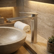 Torneira para banheiro Atenas níquel escovado bica baixa 100% metal, instalada em bancada de pedra, ambiente spa aconchegante — Toque de Casa