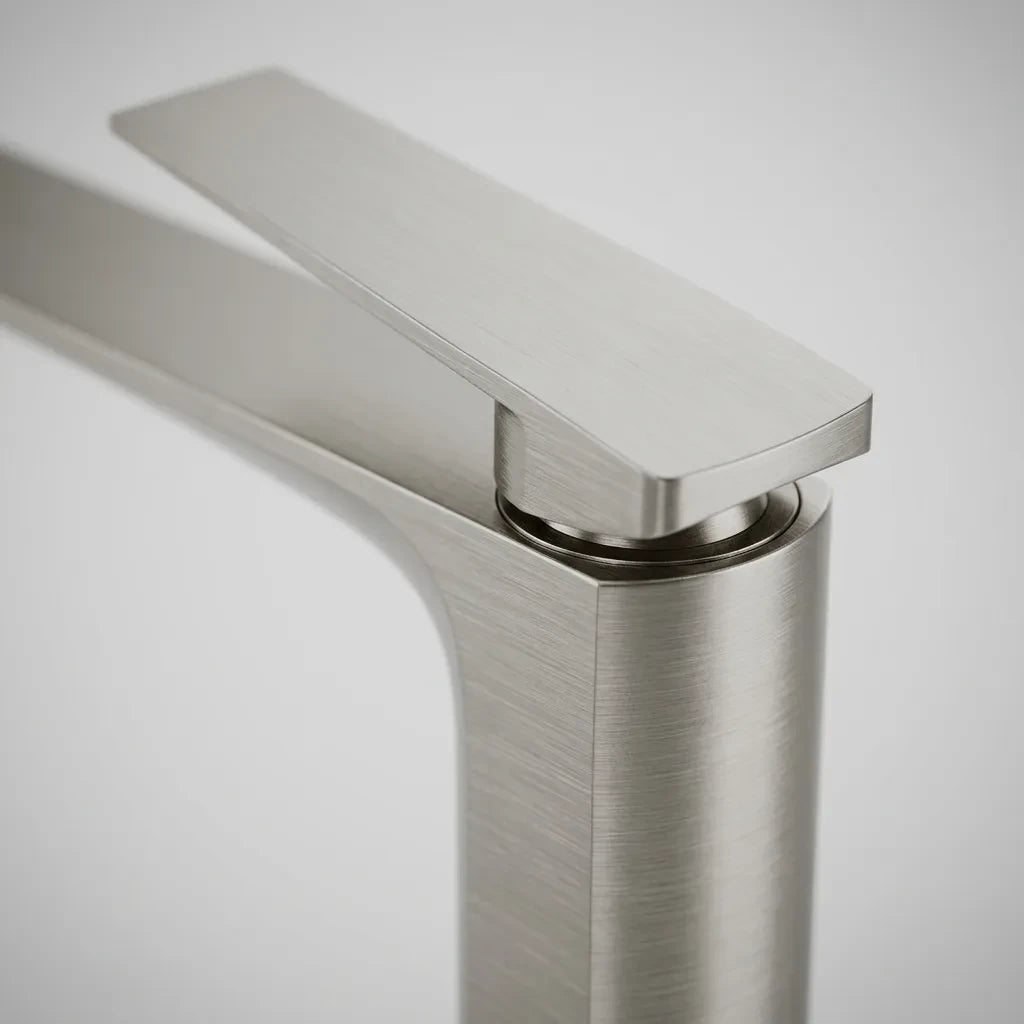 Torneira para banheiro Atenas níquel escovado bica baixa 100% metal, detalhe da alavanca monocomando angular — Toque de Casa