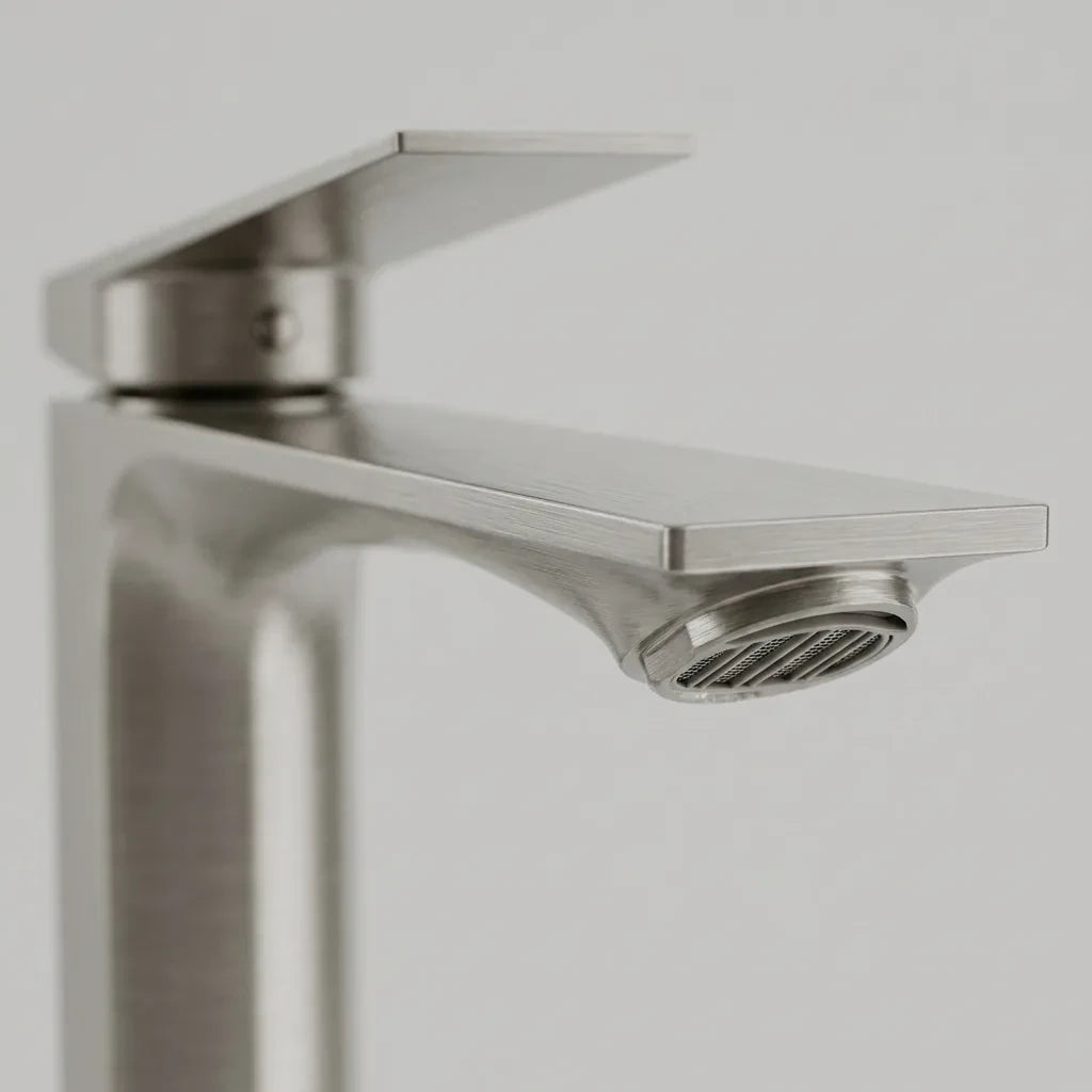 Torneira para banheiro Atenas níquel escovado bica baixa 100% metal, detalhe da bica reta com saída de água — Toque de Casa