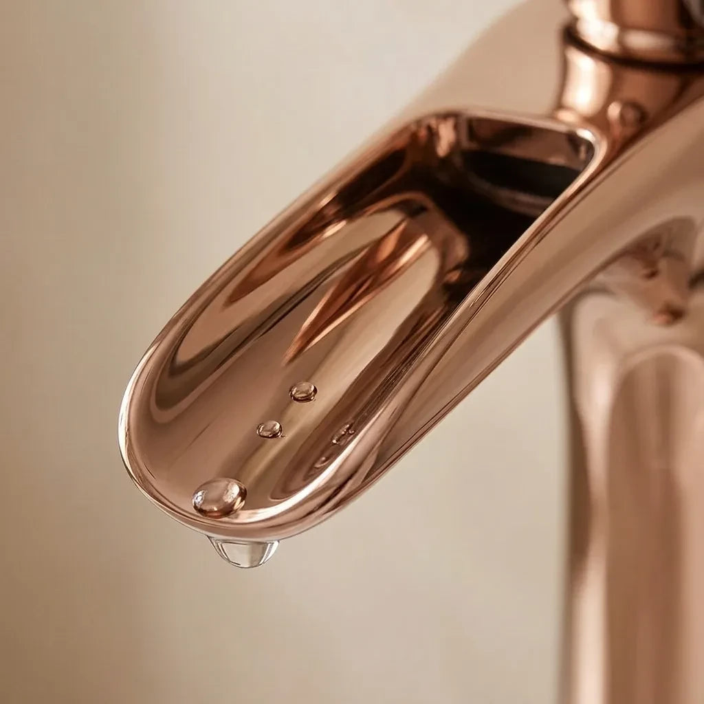 Detalhe da bica cascata aberta da torneira monocomando cobre