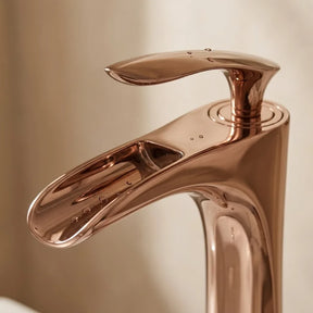 Detalhe do design da torneira cascata monocomando cobre, bica e alavanca