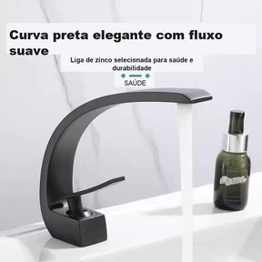 Torneira preta fosca com curva elegante e fluxo de água suave