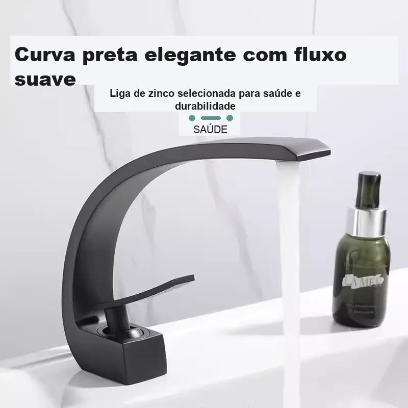 Torneira preta fosca com curva elegante e fluxo de água suave